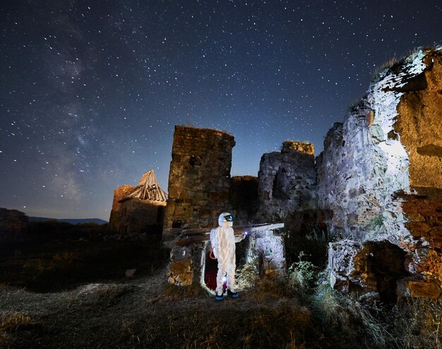 L'uomo in abito bianco ricerca antiche rovine