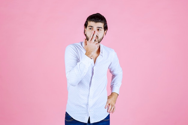 L'uomo in camicia bianca pensa o sembra premuroso.