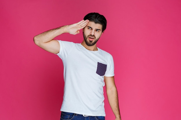 L'uomo in camicia bianca sembra bello, adorabile e amichevole.