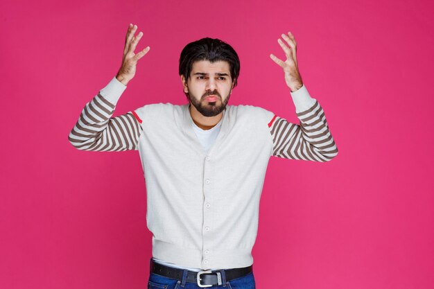 L'uomo in camicia bianca sembra confuso e perso.