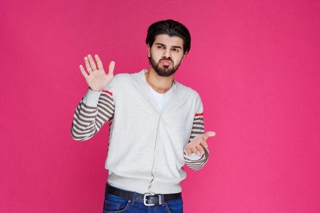 L'uomo in camicia bianca sembra confuso e perso.