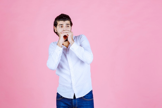 L'uomo in camicia bianca sembra spaventato ed elettrizzato.