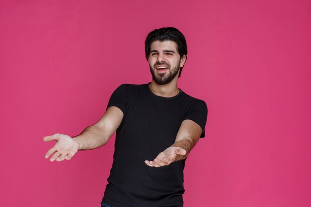 L'uomo in camicia nera sembra confuso, inesperto e perso