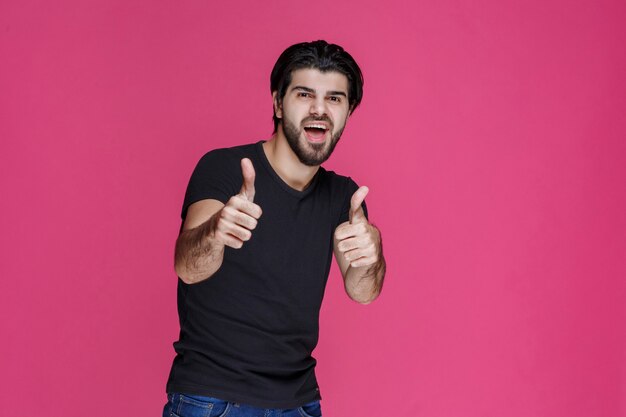 L'uomo in camicia nera si sente ottimista riguardo a qualcosa e si diverte