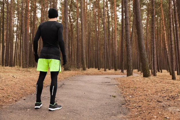 L&#39;uomo in piedi nel bosco