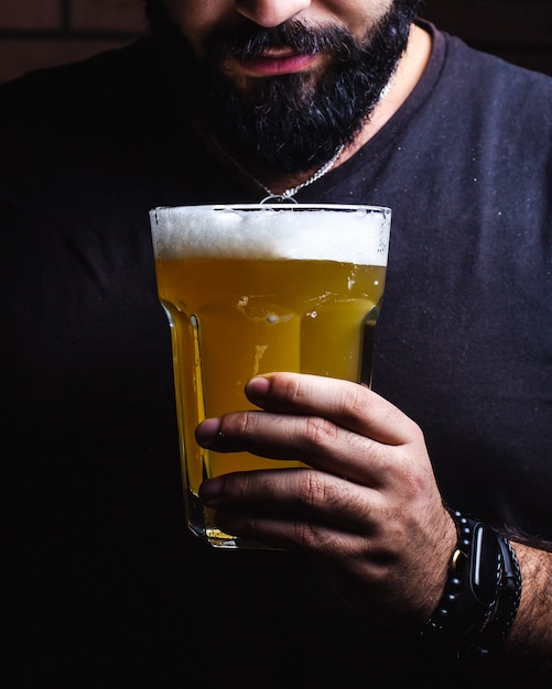 L'uomo in possesso di un bicchiere di birra