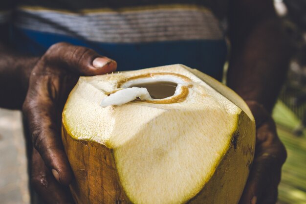 L&#39;uomo in possesso di un cocco aperto