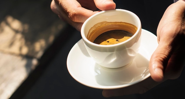 L&#39;uomo in possesso di una tazza di caffè