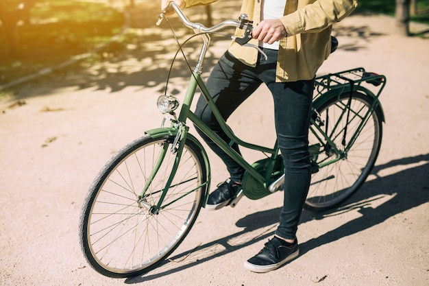 L&#39;uomo in sella a una bici urbana