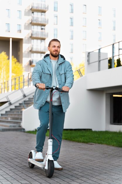 L'uomo in sella a uno scooter fuori