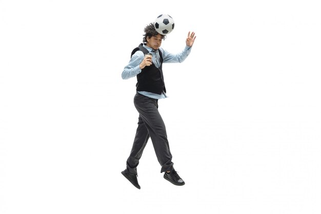 L'uomo in ufficio copre il gioco del calcio o del calcio con la palla su spazio bianco. Ricerca insolita di uomo d'affari in movimento, azione. Sport, stile di vita sano.