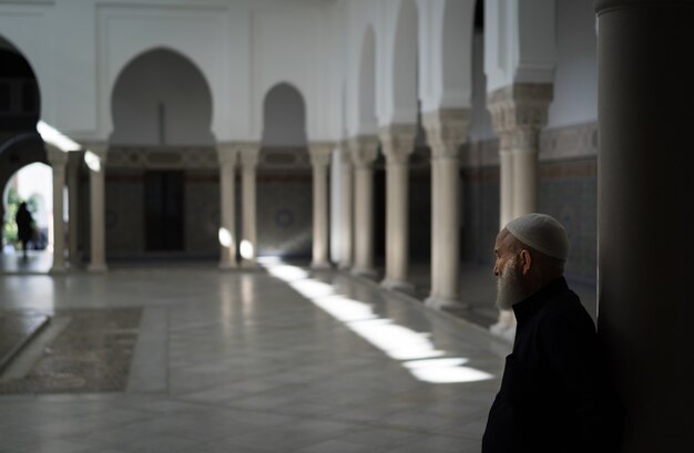 L'uomo in un tempio