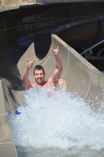 L&#39;uomo in uno scivolo d&#39;acqua