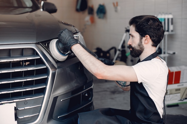 L'uomo lucidare un'auto in un garage