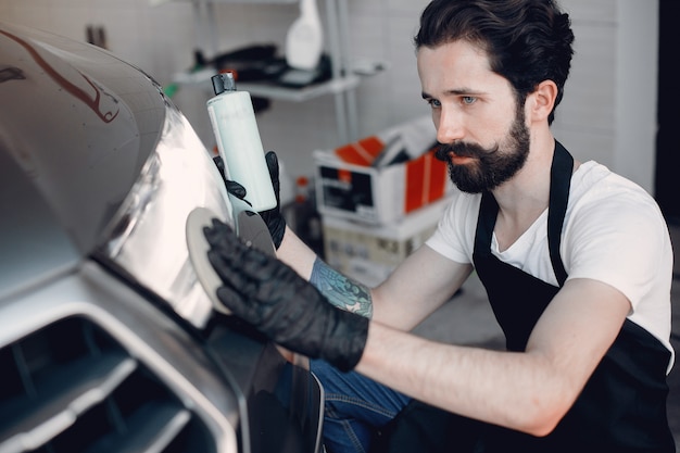 L'uomo lucidare un'auto in un garage