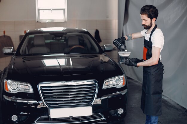 L'uomo lucidare un'auto in un garage