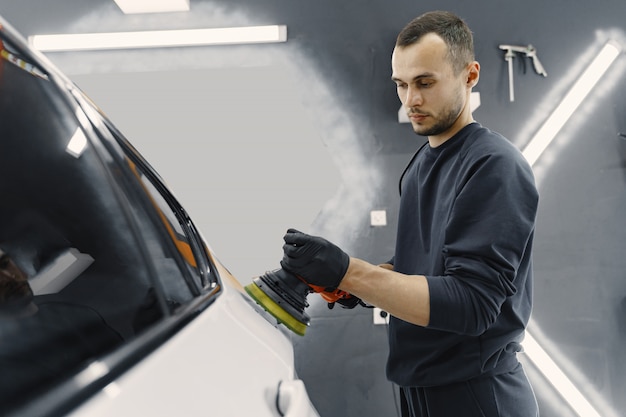 L'uomo lucidare un'auto in un garage