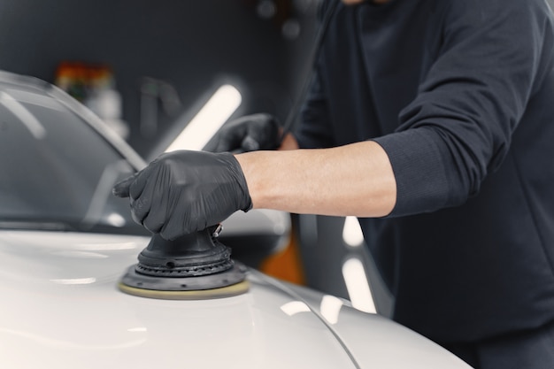 L'uomo lucidare un'auto in un garage