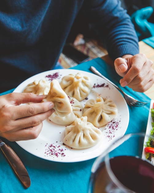 L'uomo mangia khinkali