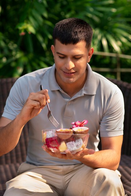 L'uomo mangia la frutta del drago all'aperto