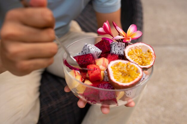 L'uomo mangia la frutta del drago all'aperto