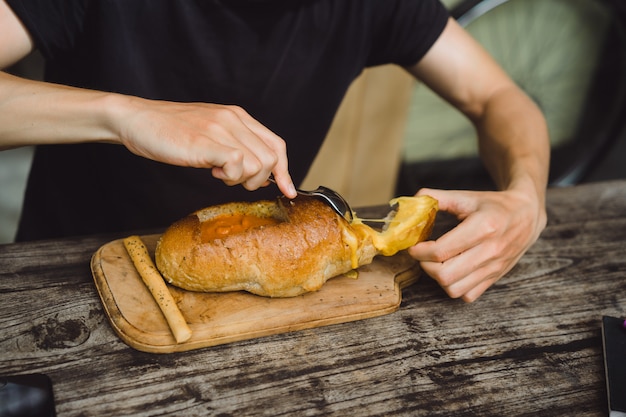 l&#39;uomo nel caffè ha zuppa in un piatto di pane.