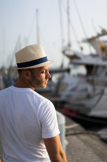 L&#39;uomo nel porto