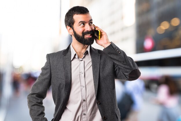 L&#39;uomo parla al cellulare