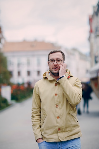 L&#39;uomo parla al telefono