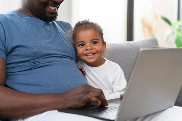 L'uomo passa il tempo con la sua bambina