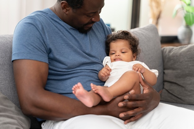 L'uomo passa il tempo con la sua bambina