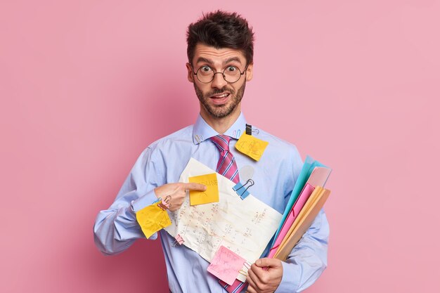 L'uomo perplesso, il manager indica se stesso, mi chiede chi dovrei preparare il lavoro di progetto per un breve periodo di tempo che indossa abiti formali
