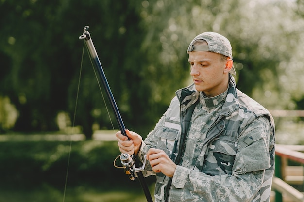 L'uomo pesca e tiene la canna da pesca