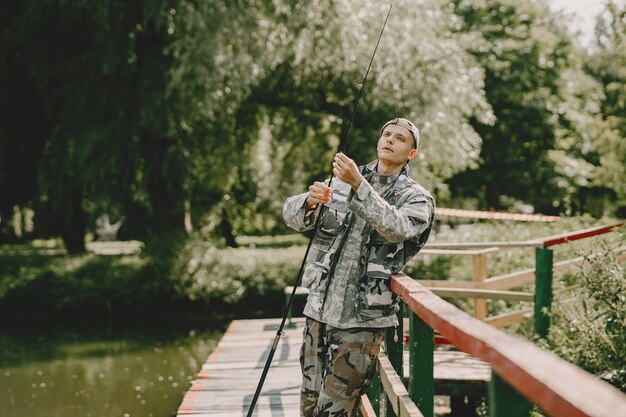 L'uomo pesca e tiene la canna da pesca