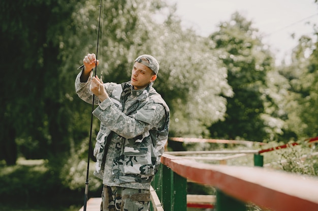 L'uomo pesca e tiene la canna da pesca