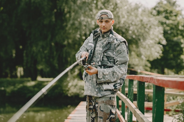 L'uomo pesca e tiene la canna da pesca