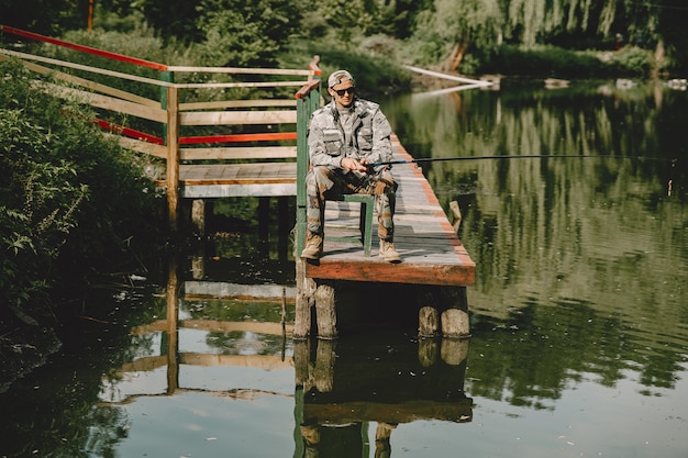 L'uomo pesca e tiene la canna da pesca