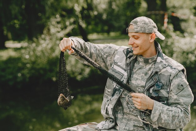 L'uomo pesca e tiene la canna da pesca