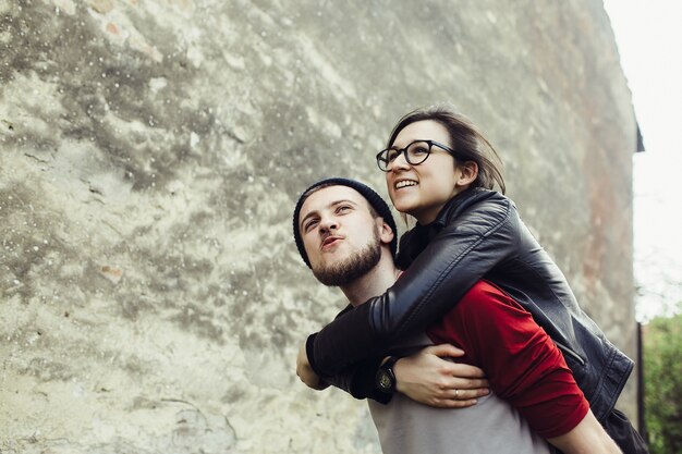 L'uomo porta la sua ragazza sulla schiena