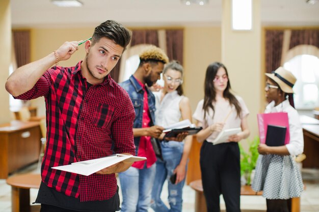 L&#39;uomo premuroso che guarda via mentre studia