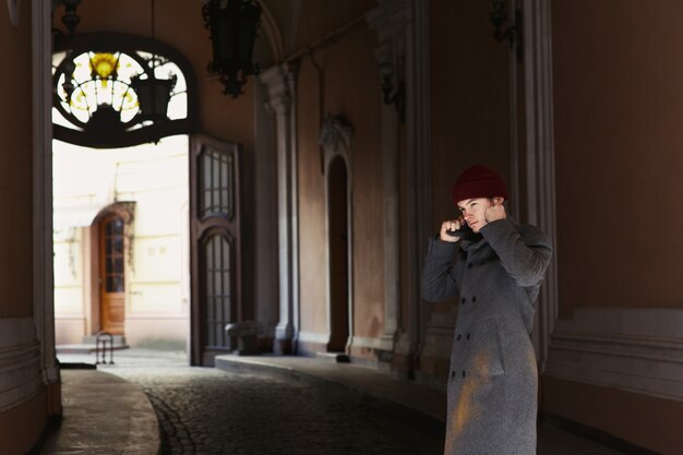 L&#39;uomo ripara il suo cappotto nel lungo corridoio