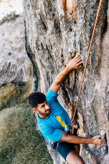 L&#39;uomo salendo sulla roccia