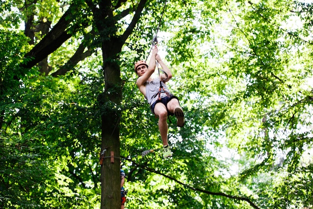 L&#39;uomo scende sulla corda in un parco divertimenti