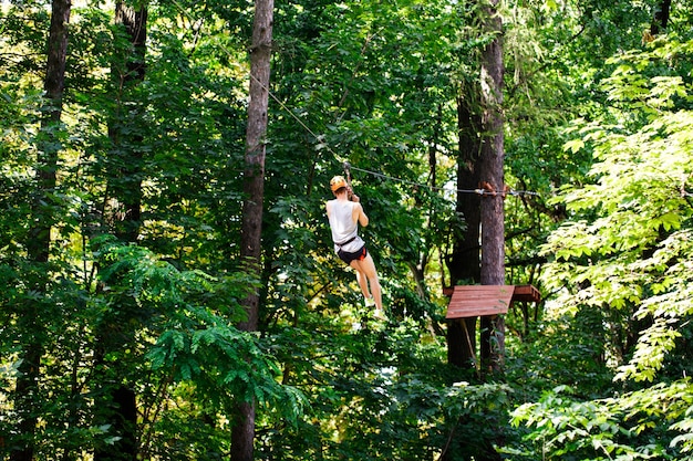 L&#39;uomo scende sulla corda in un parco divertimenti