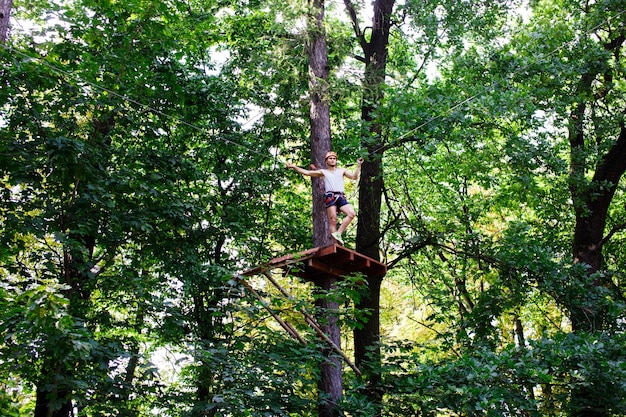 L&#39;uomo scende sulla corda in un parco divertimenti