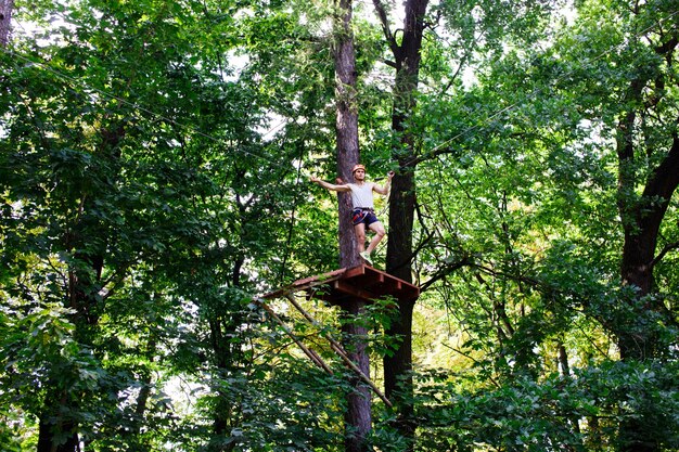 L&#39;uomo scende sulla corda in un parco divertimenti