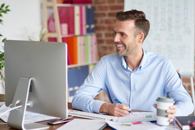 L'uomo si è concentrato mentre si lavora al computer