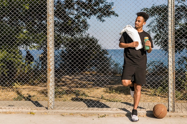 L'uomo si prepara a giocare una partita di basket con copia spazio