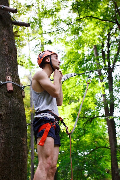 L&#39;uomo si prepara a salire sulle corde del parco