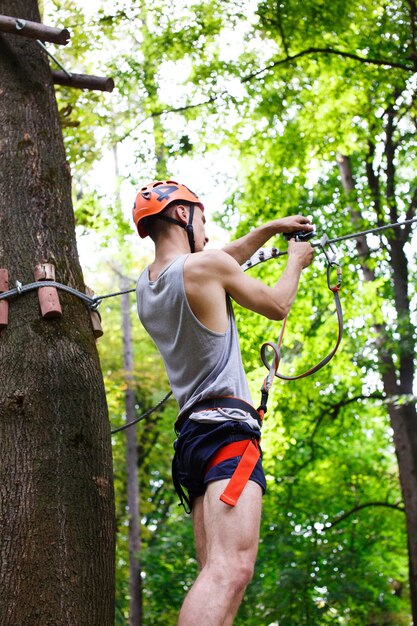 L&#39;uomo si prepara a salire sulle corde del parco